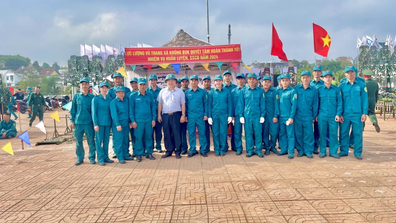 Lãnh đạo xã thăm và động viên lực lượng dân quân tự vệ của xã tham gia công tác tập luyện điều lệnh phục vụ ngày ra quân huấn luyện huyện Krông Păc năm 2024tại huyện Krông Păc năm 2024